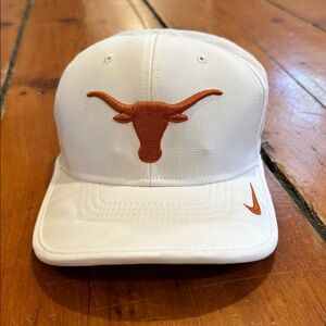 WHITE NIKE GOLF HAT